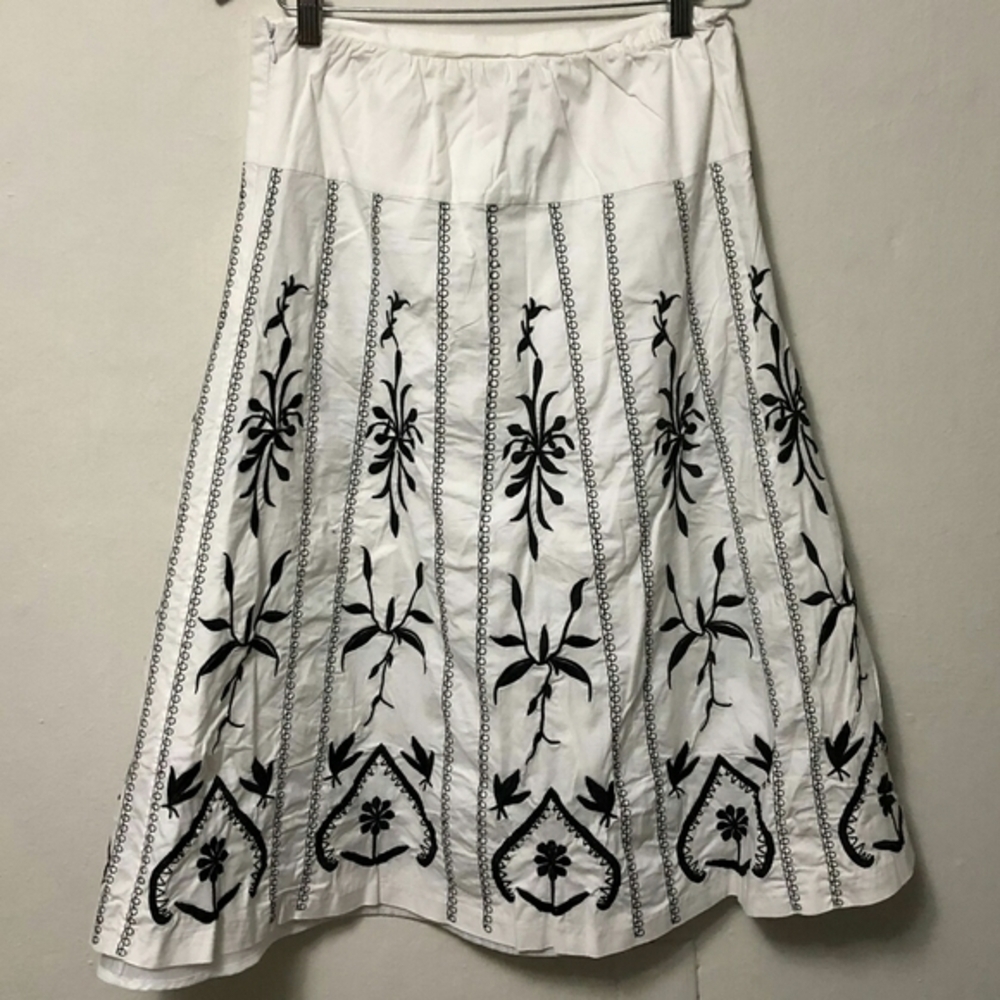 Dialogue embroidery A-line skirt size 6